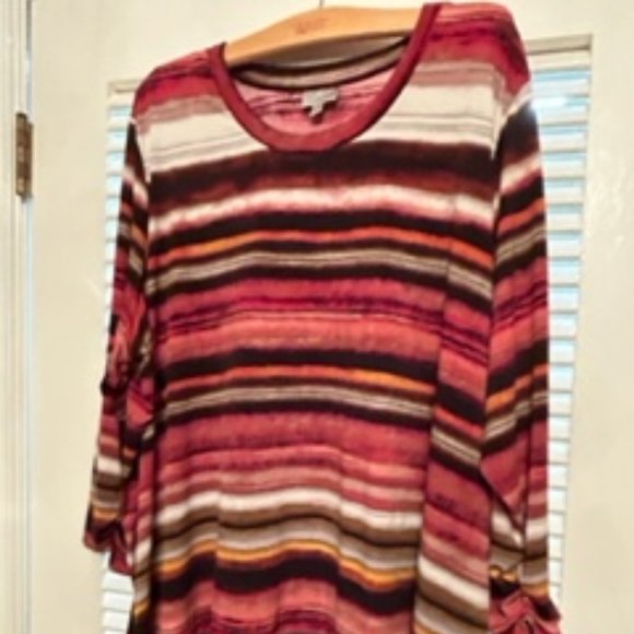 Cute tunic from Avenue size 26/28, a 3x. Fabulous colors!!! - Picture 2 of 3